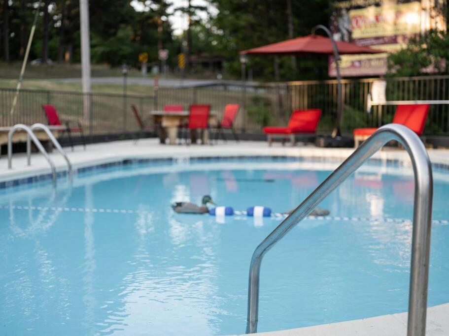 Stonegate Lodge Bed, Wifi, 50In Roku Tv, Salt Water Pool Room #109 Eureka Springs Zewnętrze zdjęcie